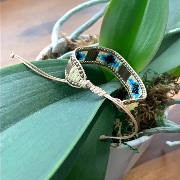 Adjustable beaded bracelet - Picture 2 of 4